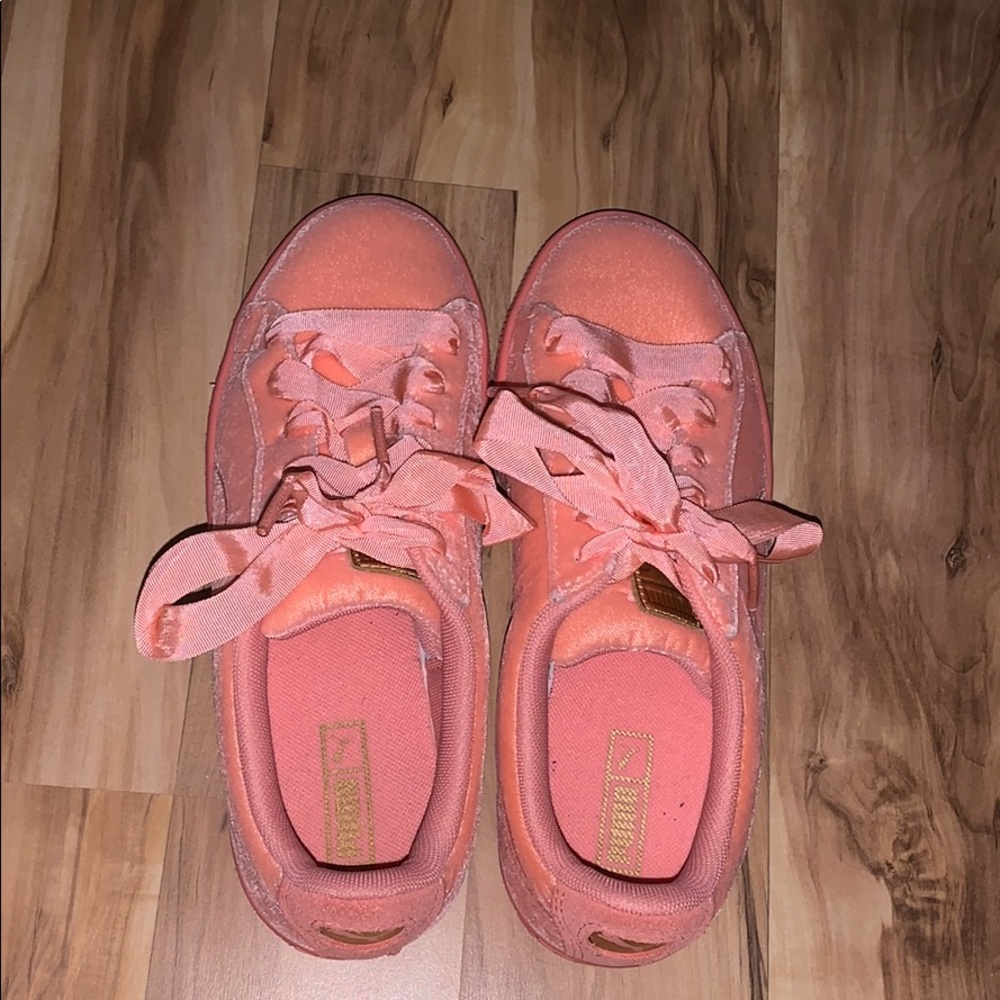 Pink velvet pumas .